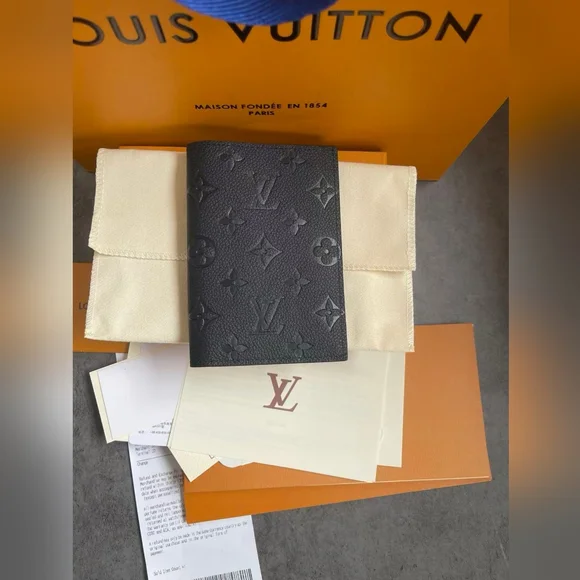 Louis Vuitton Passport Cover - Picture 2 of 11